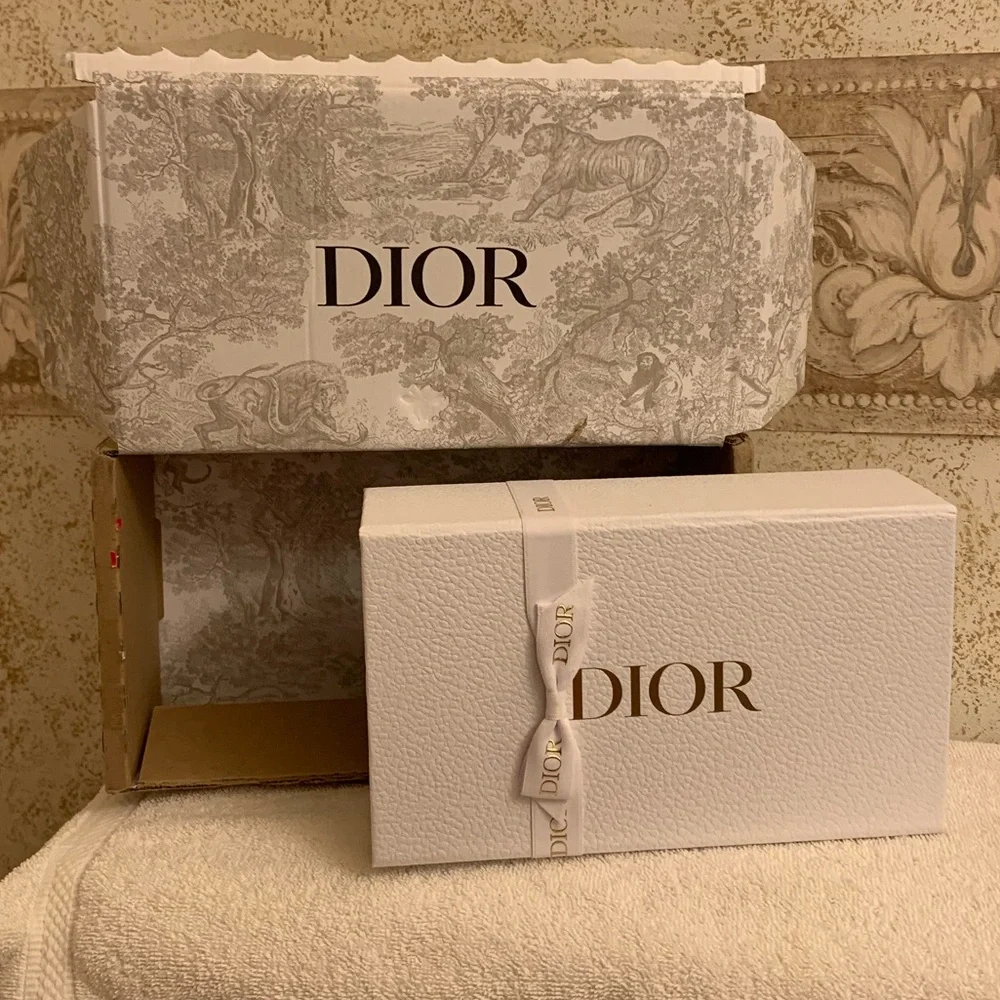 Dior White Embossed Box with Gold Logo w/ Ribbon & Tissue - Picture 3 of 8